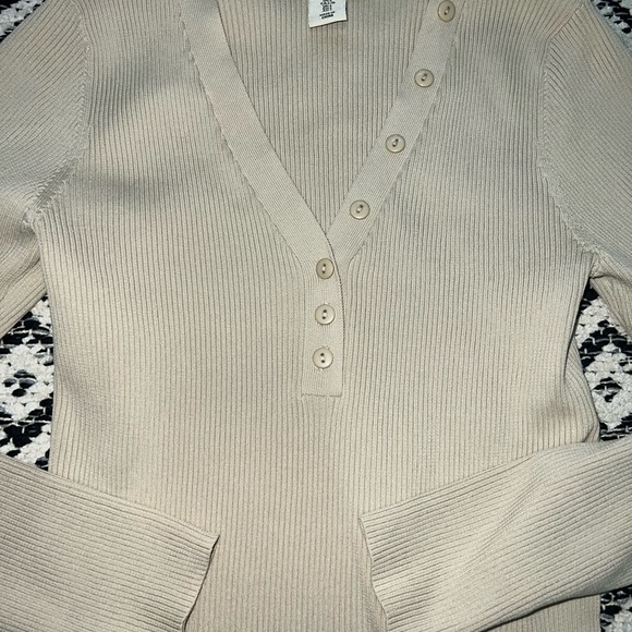 Long sleeve button top - Picture 2 of 5